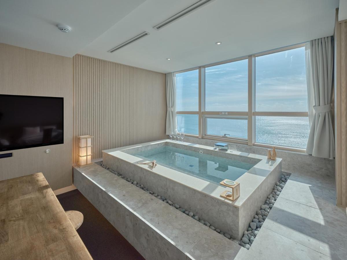 Uh Suite The Haeundae Busan Exterior foto